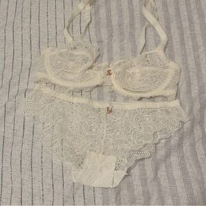Elegant Cream Lace Bra and Panties Set (34B, XS-S)